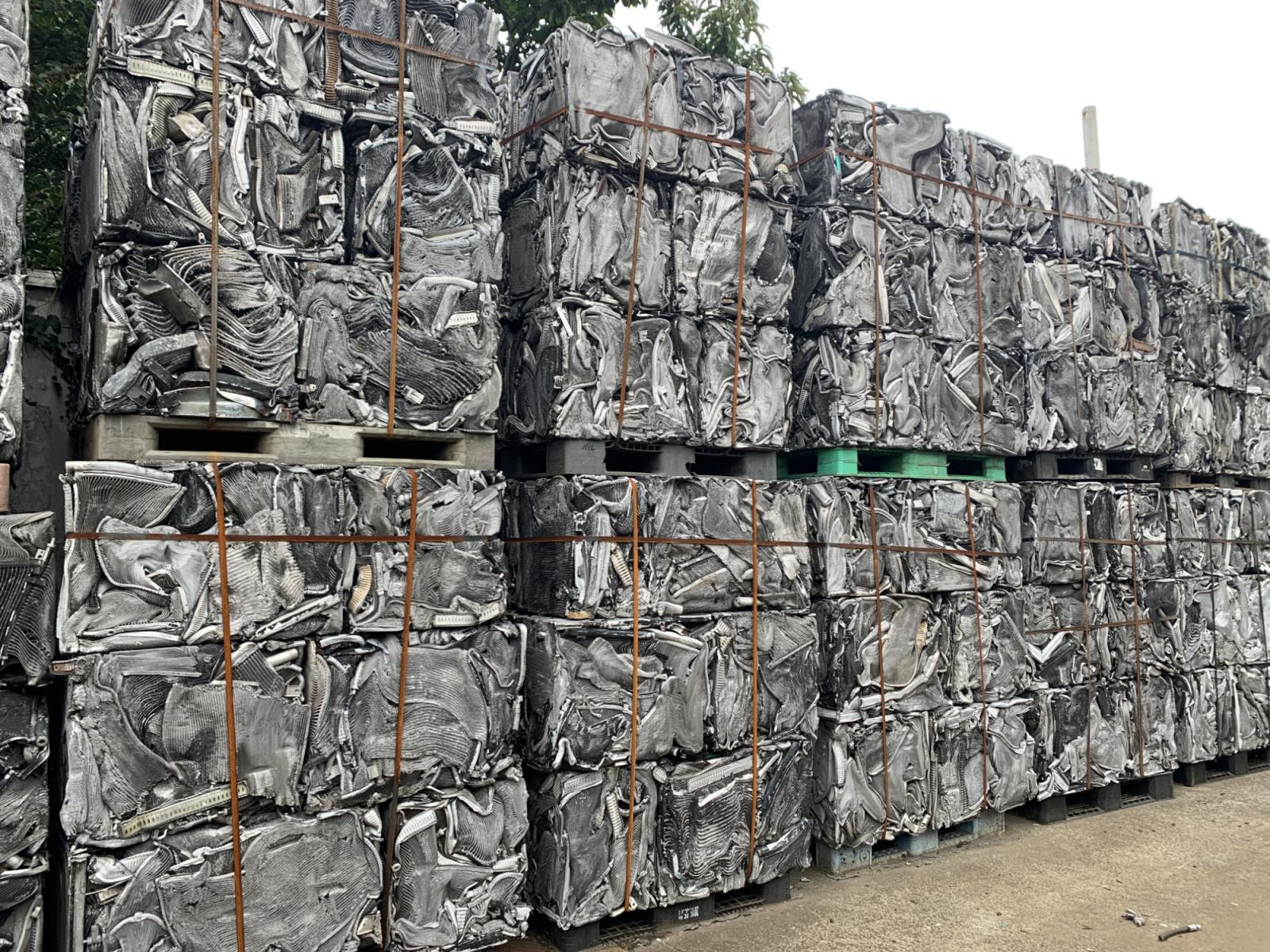 アルミラジエータープレス